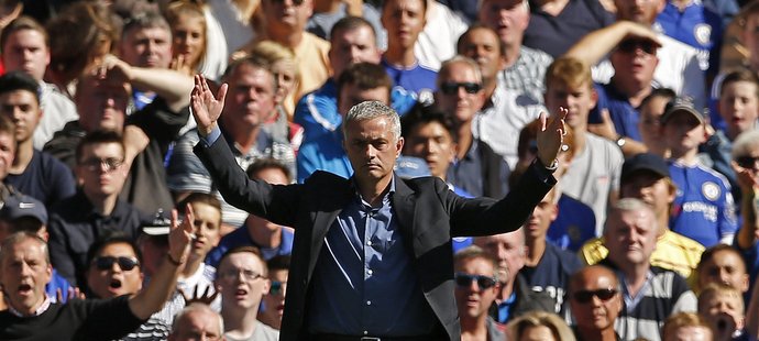 Trenér Chelsea José Mourinho během utkání s Arsenalem