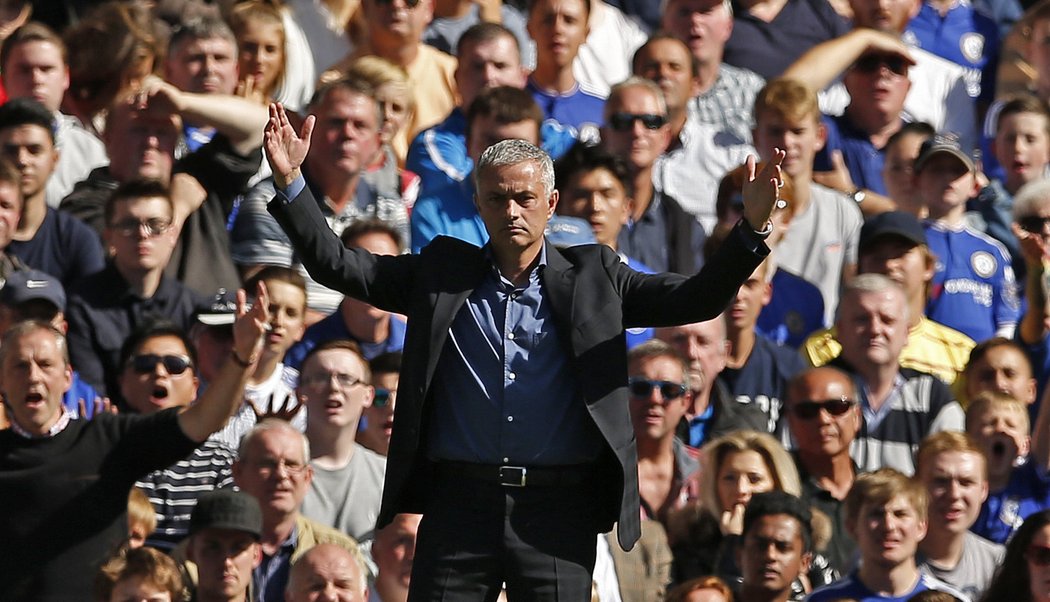 Trenér Chelsea José Mourinho během utkání s Arsenalem