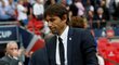 Zklamaný trenér Chelsea Antonio Conte po porážce od Arsenalu