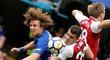 Obránce Chelsea David Luiz v tvrdém souboji v utkání s Arsenalem