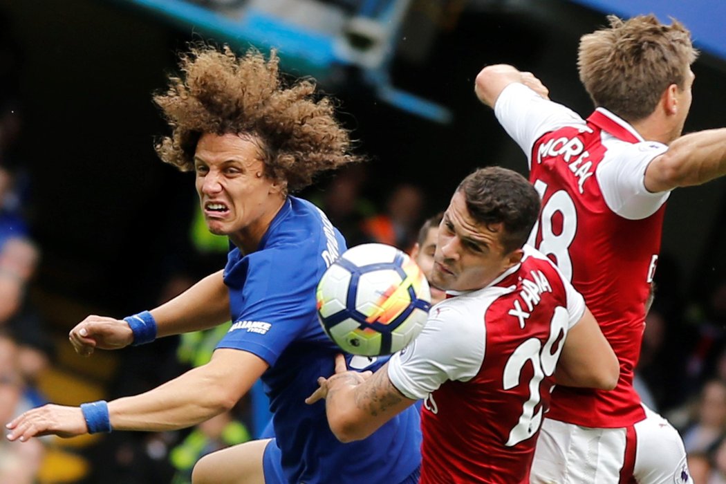 Obránce Chelsea David Luiz v tvrdém souboji v utkání s Arsenalem