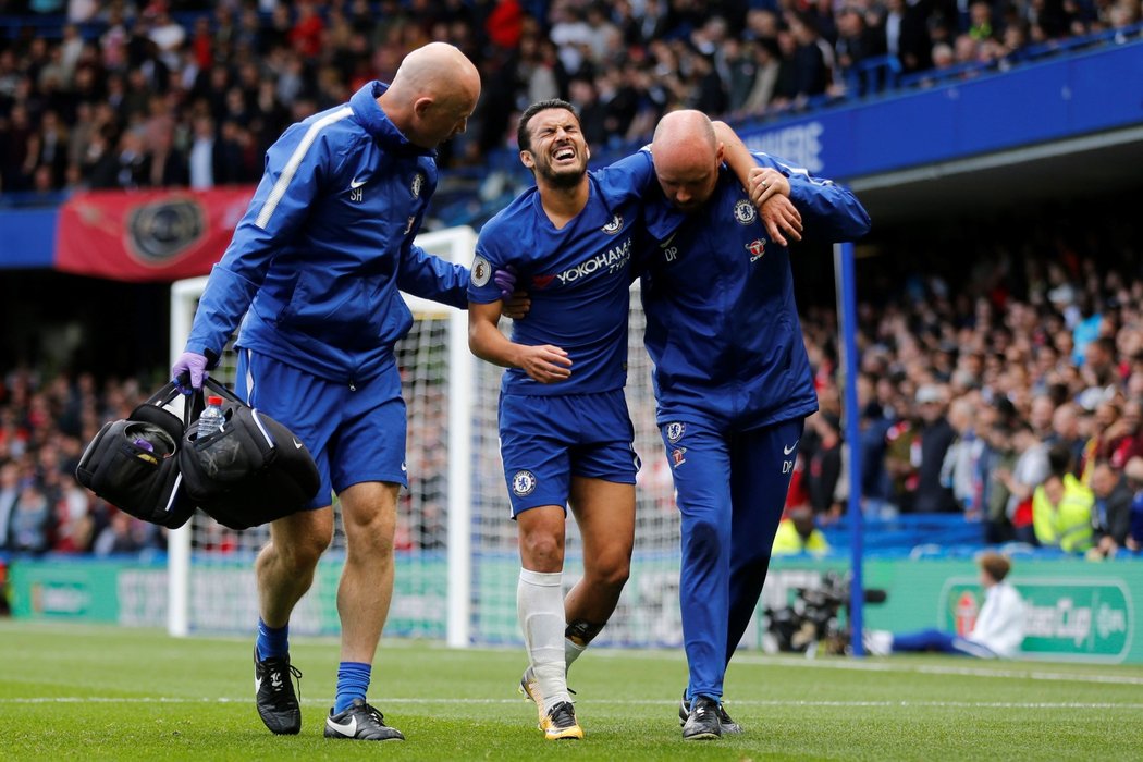 Útočník Chelsea Pedro opustil hřiště při derby s Arsenalem na nosítkách