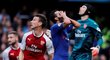 Zklamaný útočník Chelsea Pedro poté, co jeho šanci zlikvidoval gólman Arsenalu Petr Čech