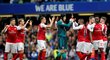 Fotbalisté Arsenalu se zdraví před startem prestižního utkání s Chelsea