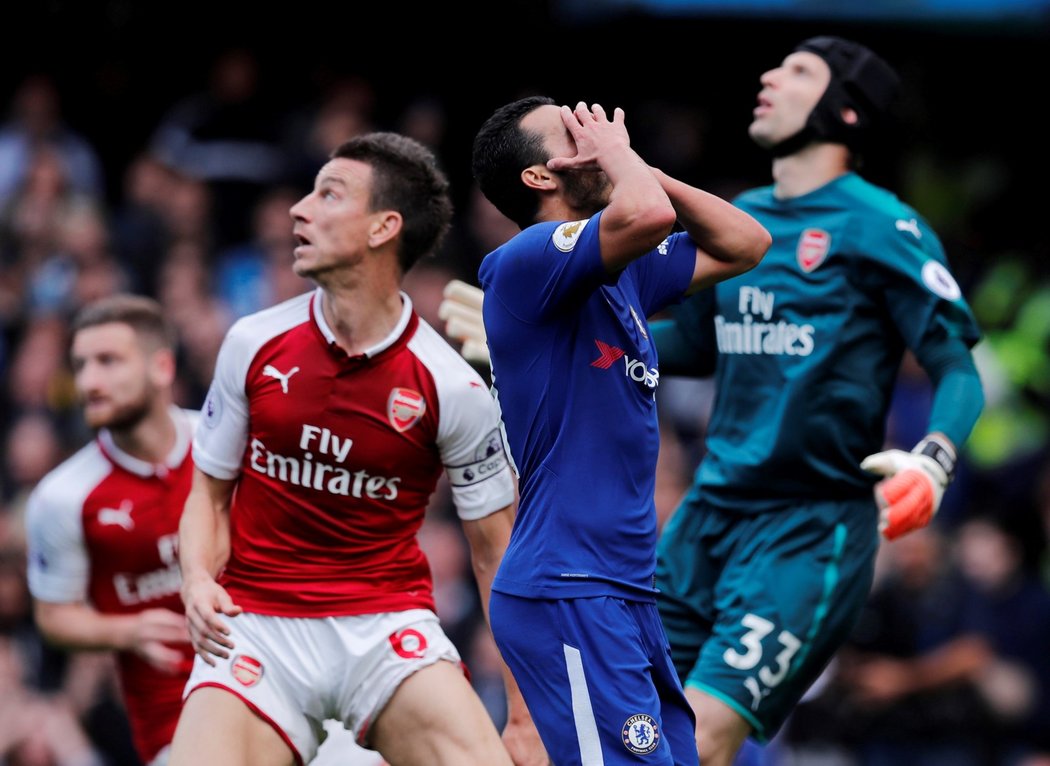 Zklamaný útočník Chelsea Pedro poté, co jeho šanci zlikvidoval gólman Arsenalu Petr Čech