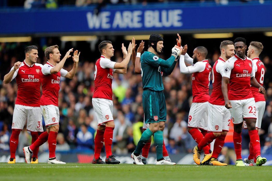 Fotbalisté Arsenalu se zdraví před startem prestižního utkání s Chelsea