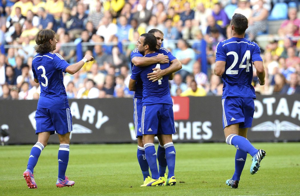 Fotbalisté Chelsea se radují z gólu v utkání s Arnhemem
