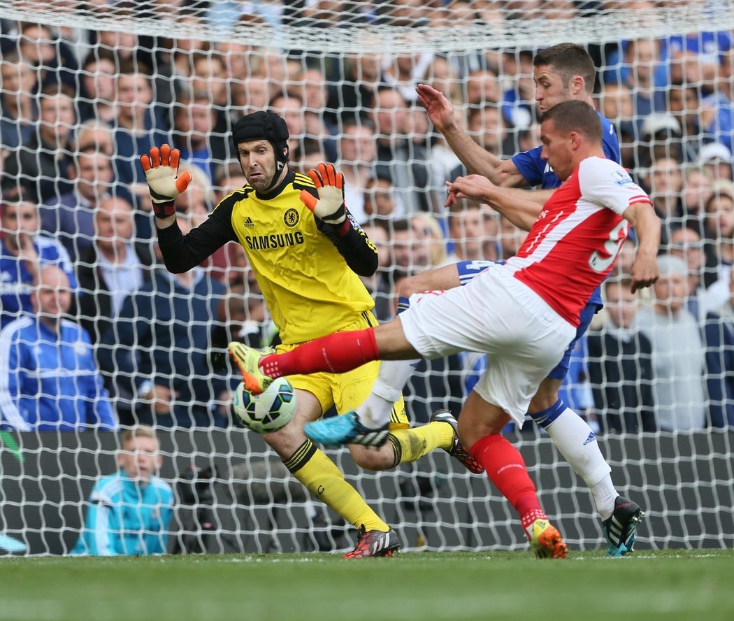 Petr Čech při jednom ze zákroků v utkání Chelsea s Arsenalem