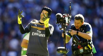 Skvělý Čech zastavil Chelsea a slaví první velkou trofej s Arsenalem