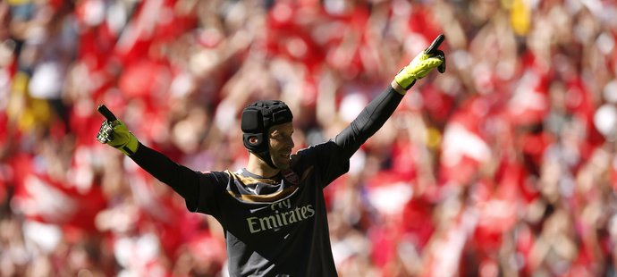 Petr Čech krátce poté, co s Arsenalem porazil Chelsea a slaví Superpohár