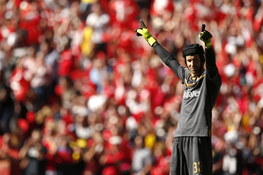 Petr Čech se raduje ze zisku anglického Superpoháru v dresu Arsenalu