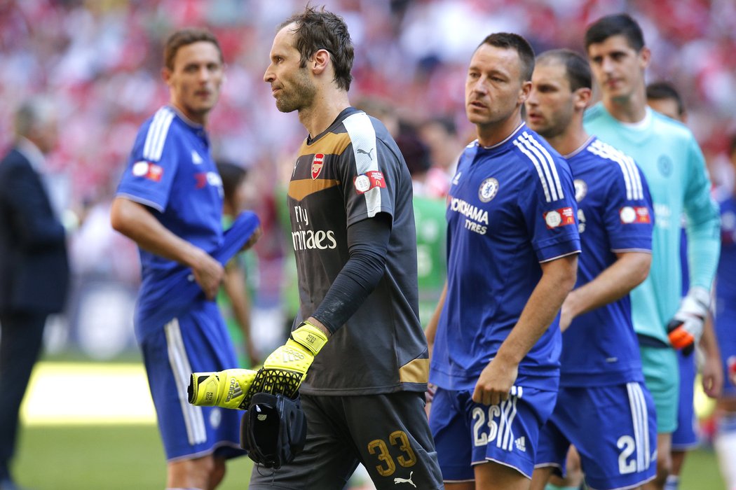 Petr Čech prochází kolem bývalých spoluhráčů z Chelsea