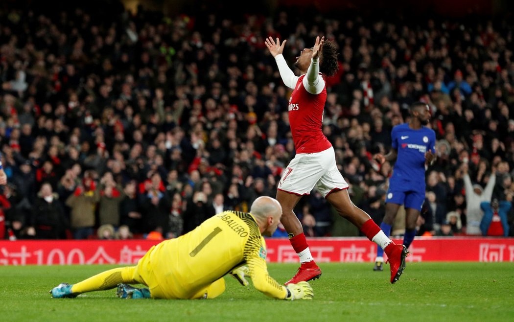 Fotbalisté Arsenalu slaví gól do sítě Chelsea