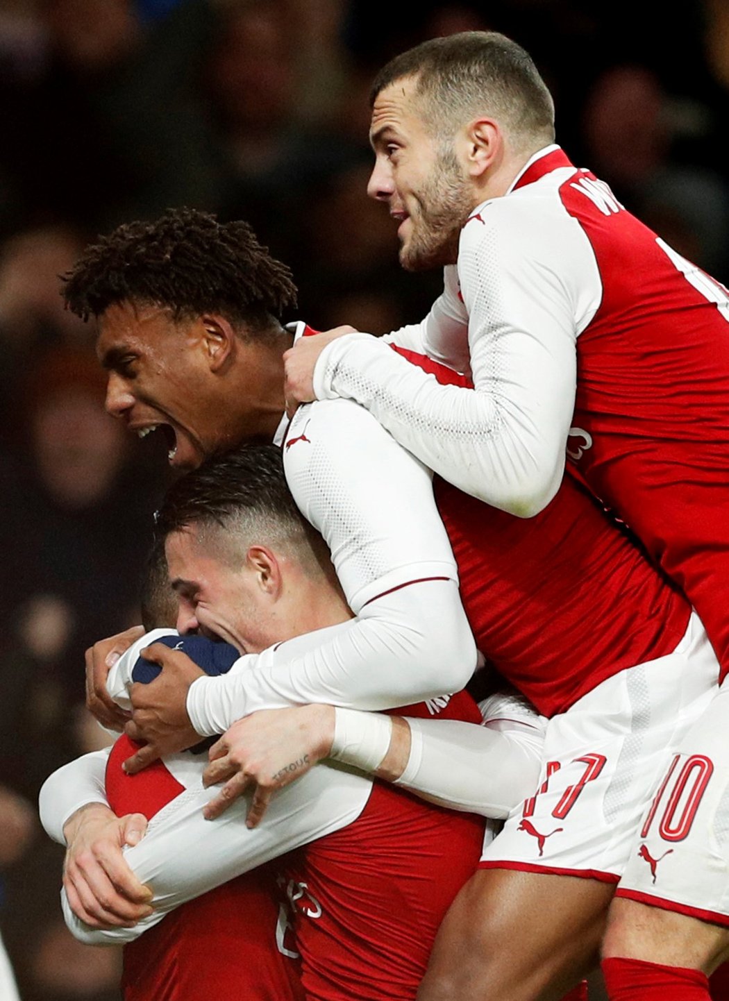 Fotbalisté Arsenalu slaví gól do sítě Chelsea