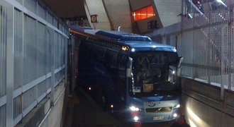 Autobus Chelsea měl problém. Hvězdy musely v Paříži do kabiny pěšky