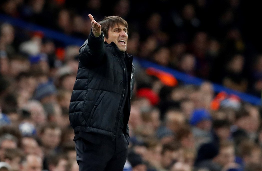 Kouč Chelsea Antonio Conte během zápasu s Barcelonou