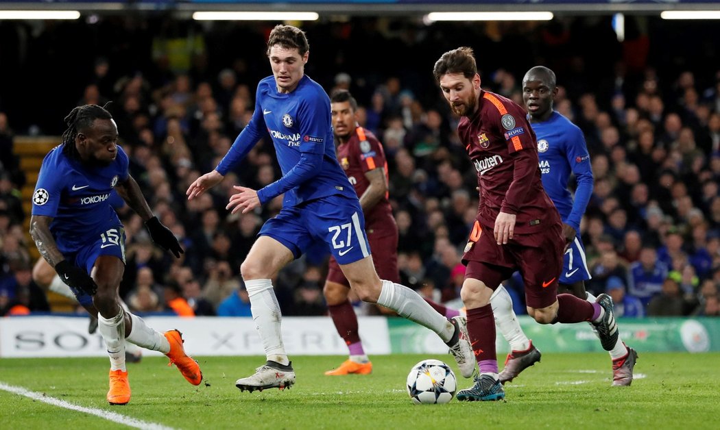 Lionel Messi proti převaze hráčů Chelsea