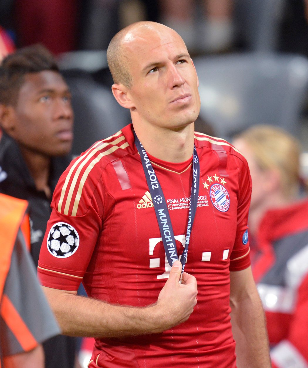 Smutný Robben po prohraném finále Ligy mistrů s Chelsea dostal medaili za druhé místo v soutěži
