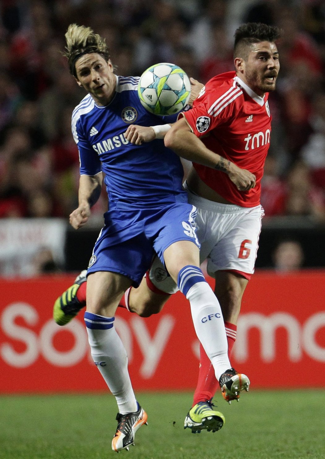 Španělský útočník Chelsea v souboji s Garciou z Benfiky
