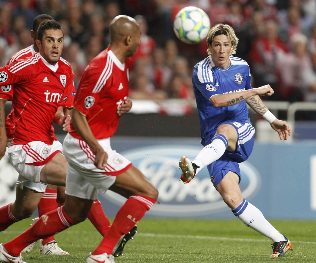 Fernando Torres pálí směrem na branku Benfiky