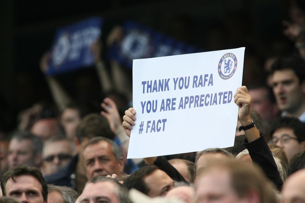 Transparenty fanoušků Chelsea, které uznali přínos Rafaela Beníteze