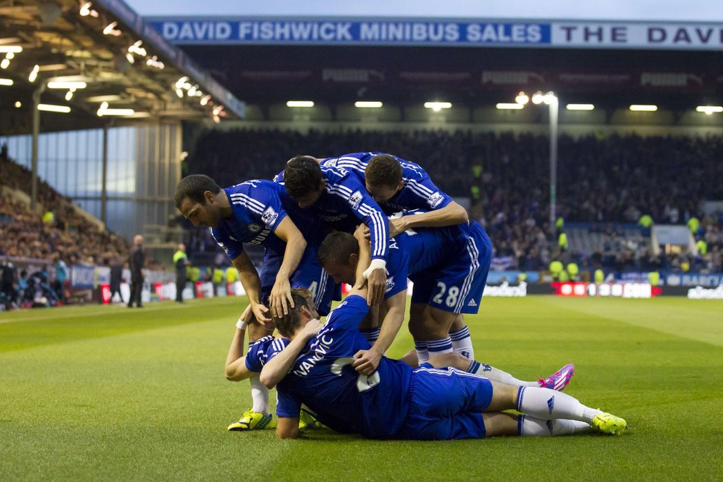 Andre Schurrle slaví vedoucí gól Chelsea