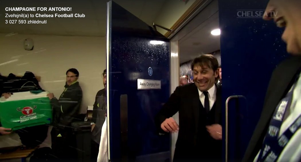Antonio Conte už vchází do kabiny, kde na něho čekali hráči