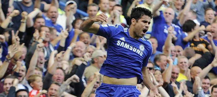 Útočník Chelsea Diego Costa se raduje po gólu do sítě Leicesteru