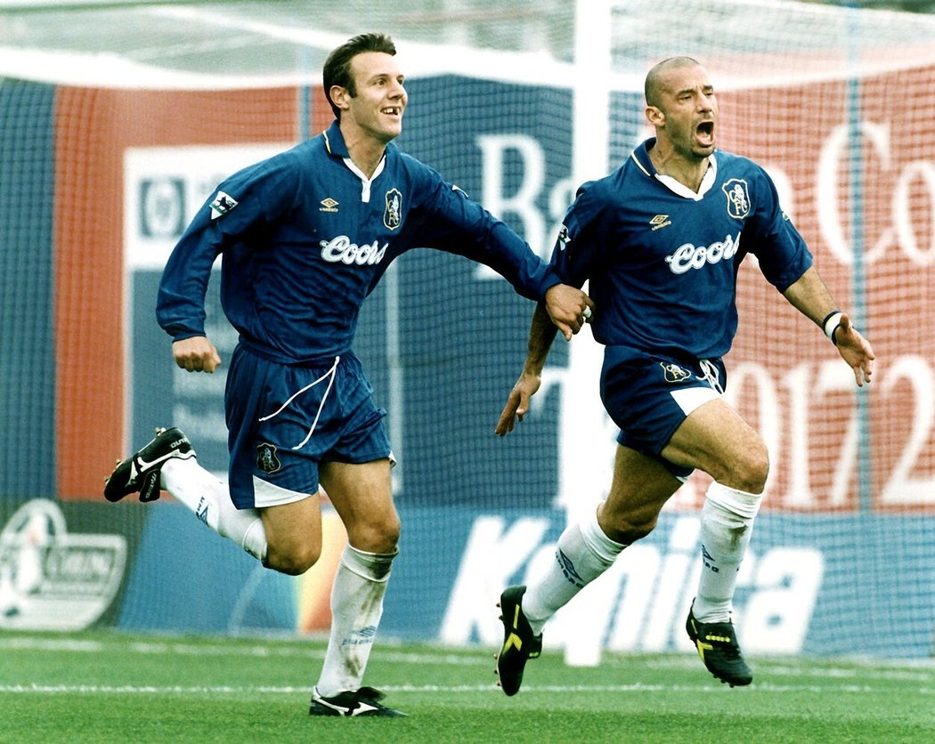 Gianluca Vialli s Craigem Burleym (vlevo) v dresu Chelsea v roce 1996