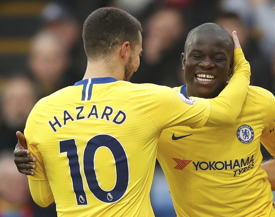 Eden Hazard gratuluje Kantému k přesné trefě