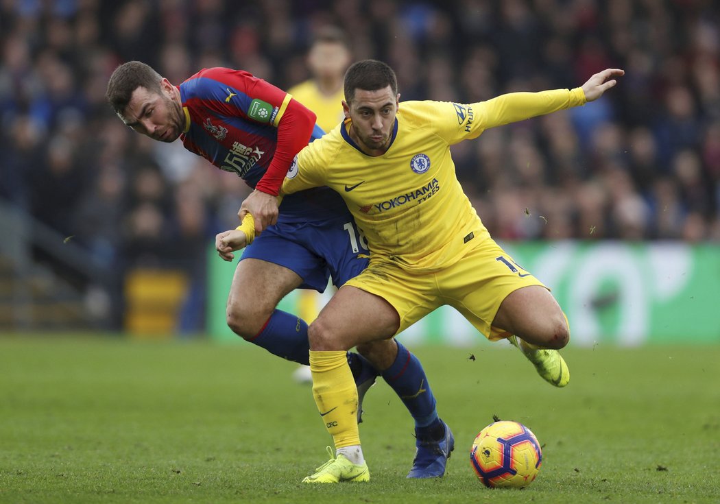 Eden Hazard v souboji s James McArthurem z Crystal Palace