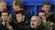 Trenér Chelsea José Mourinho diriguje své svěřence v duelu proti Swansea