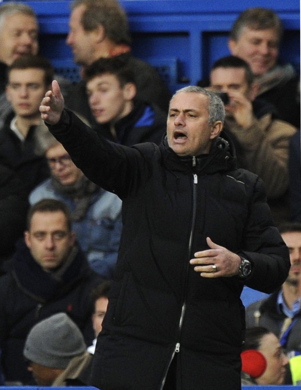 Trenér Chelsea José Mourinho diriguje své svěřence.