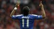 Didier Drogba ve finále Anglického poháru, kde Chelsea zdolala Liverpool