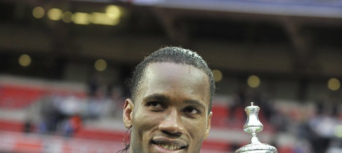 Didier Drogba s pohárem pro vítěze Anglického poháru