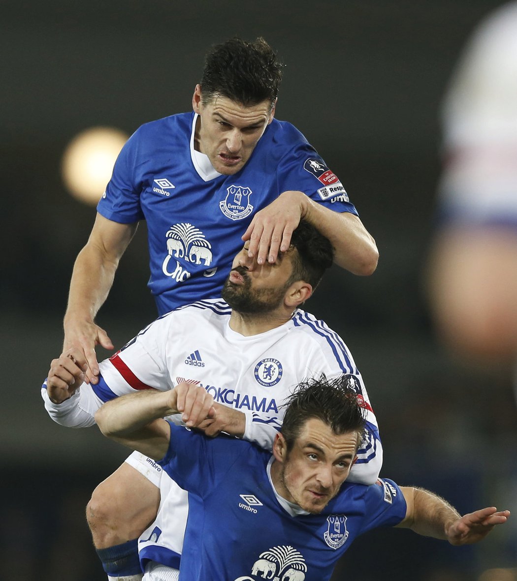 Diego Costa (uprostřed) z Chelsea bojuje s dvojicí z Evertonu Gareth Barry, Leighton Baines