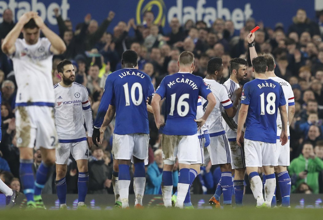 Moment, kdy Diego Costa dostal v utkání Chelsea s Evertonem červenou kartu