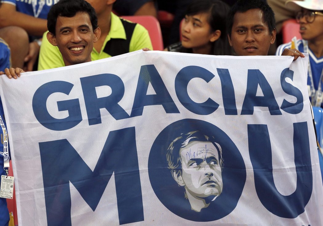 Fanoušci Chelsea, kteří vzdávají hold trenérovi Mourinhovi