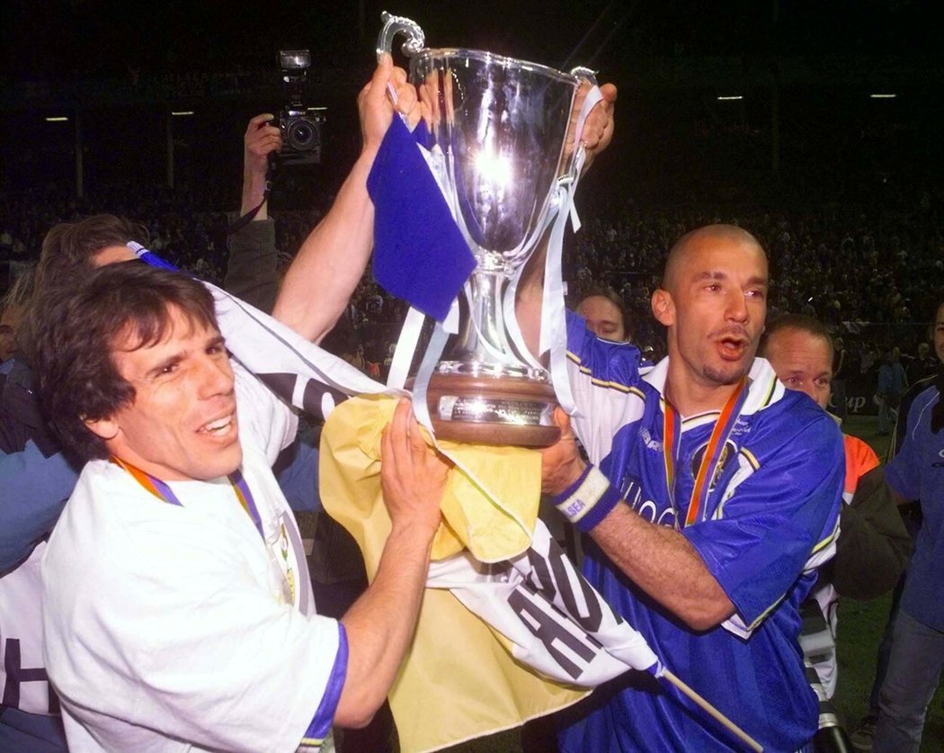 Gianfranco Zola a Gianluca Vialli s Pohárem vítězů pohárů v roce 1998