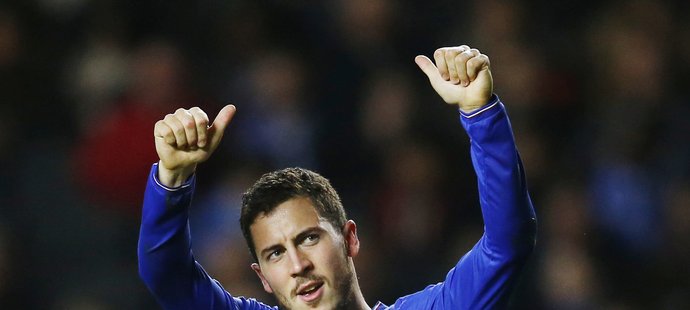 Belgický záložník Chelsea Eden Hazard zdraví fanoušky