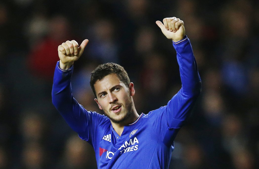 Belgický záložník Chelsea Eden Hazard zdraví fanoušky