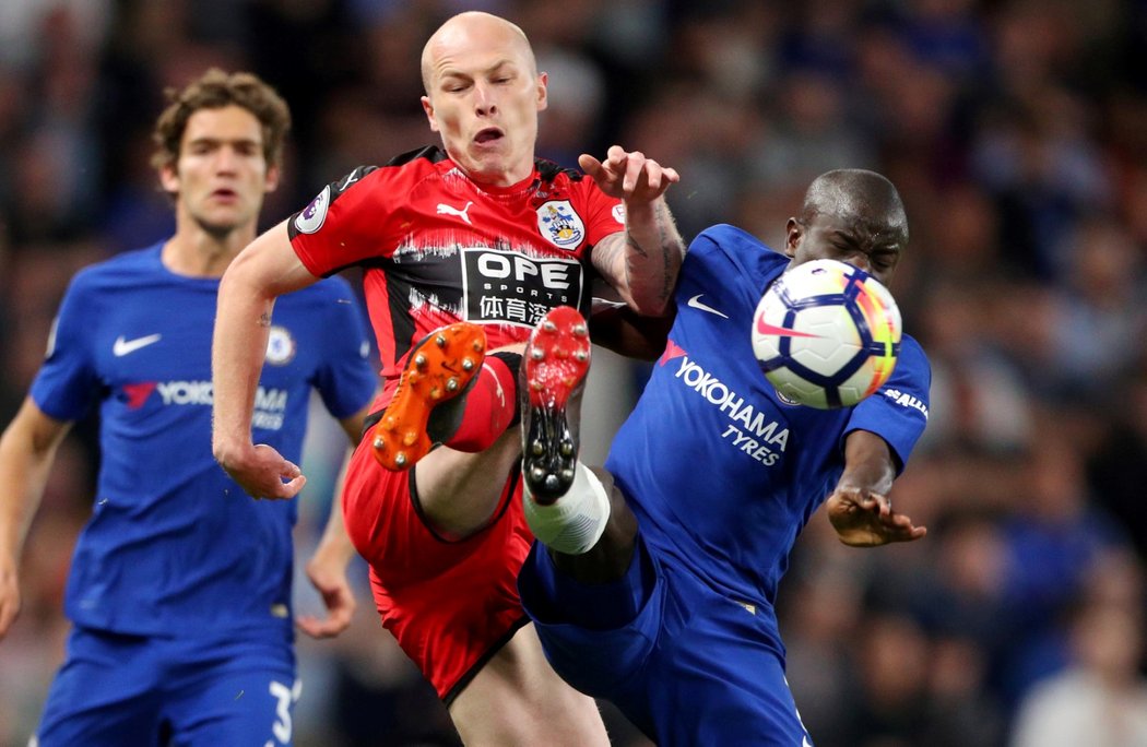 Chelsea v souboji o míč v utkání s Hudderfieldem