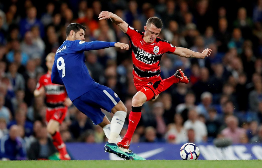 Chelsea v souboji o míč v utkání s Hudderfieldem