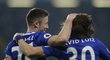 Gary Cahill a David Luiz slaví další tři body pro Chelsea