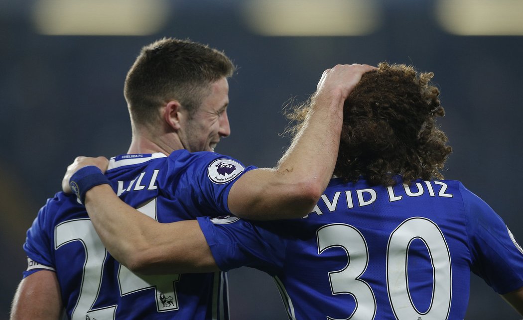 Gary Cahill a David Luiz slaví další tři body pro Chelsea