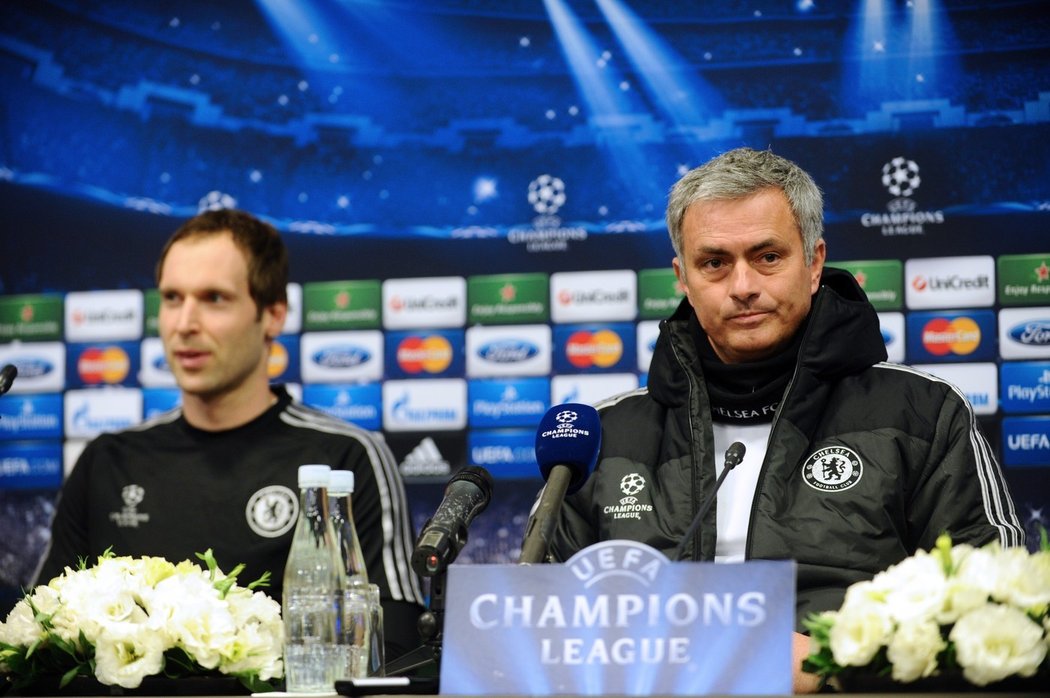 Petr Čech s koučem Chelsea José Mourinhem na tiskové konferenci před duelem ligy mistrů v Istanbulu v sezoně 2013/14