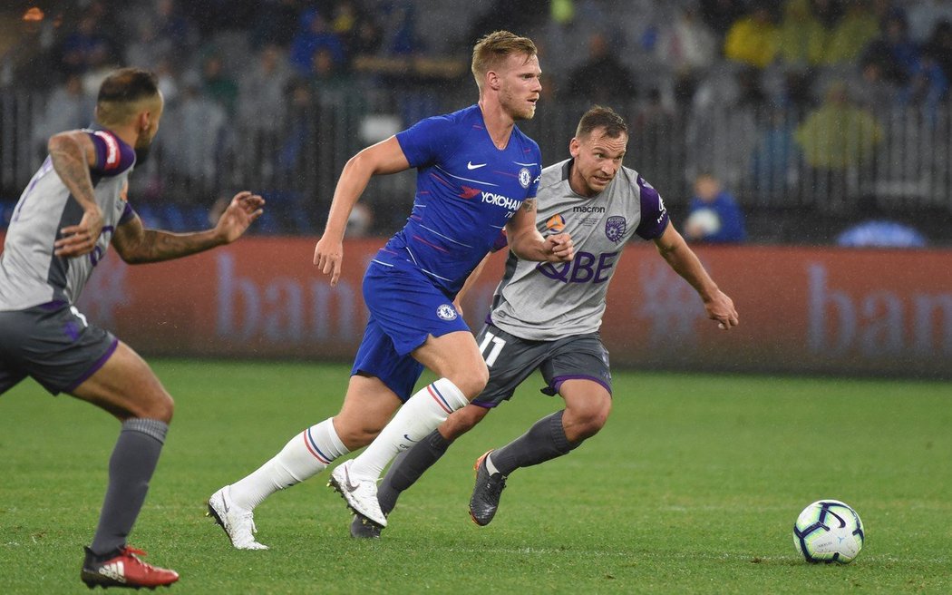 Tomáš Kalas (uprostřed) by pro příští sezonu mohl zůstat v kádru Chelsea