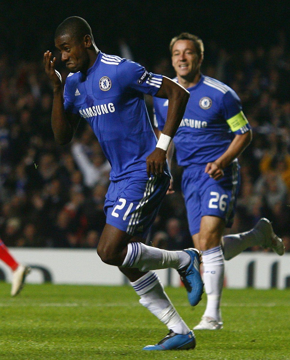 Salomon Kalou (Chelsea) oslavuje gól pronásledovaný Johnem Terrym.