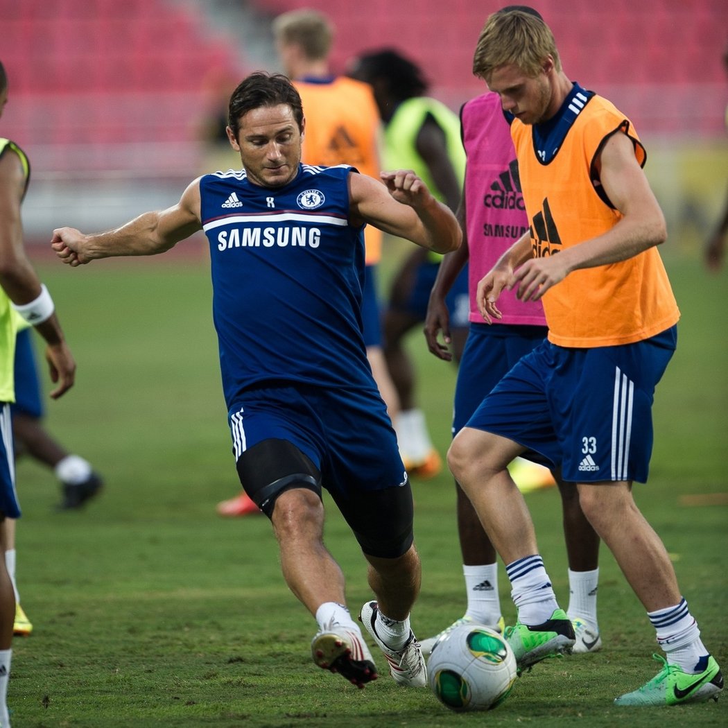 Tomáš Kalas (vpravo) bojuje s Frankem Lampardem na tréninku Chelsea