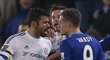 Útočník Chelsea Diego Costa v prudké debatě s nejlepším střelcem Leicesteru Jamiem Vardym